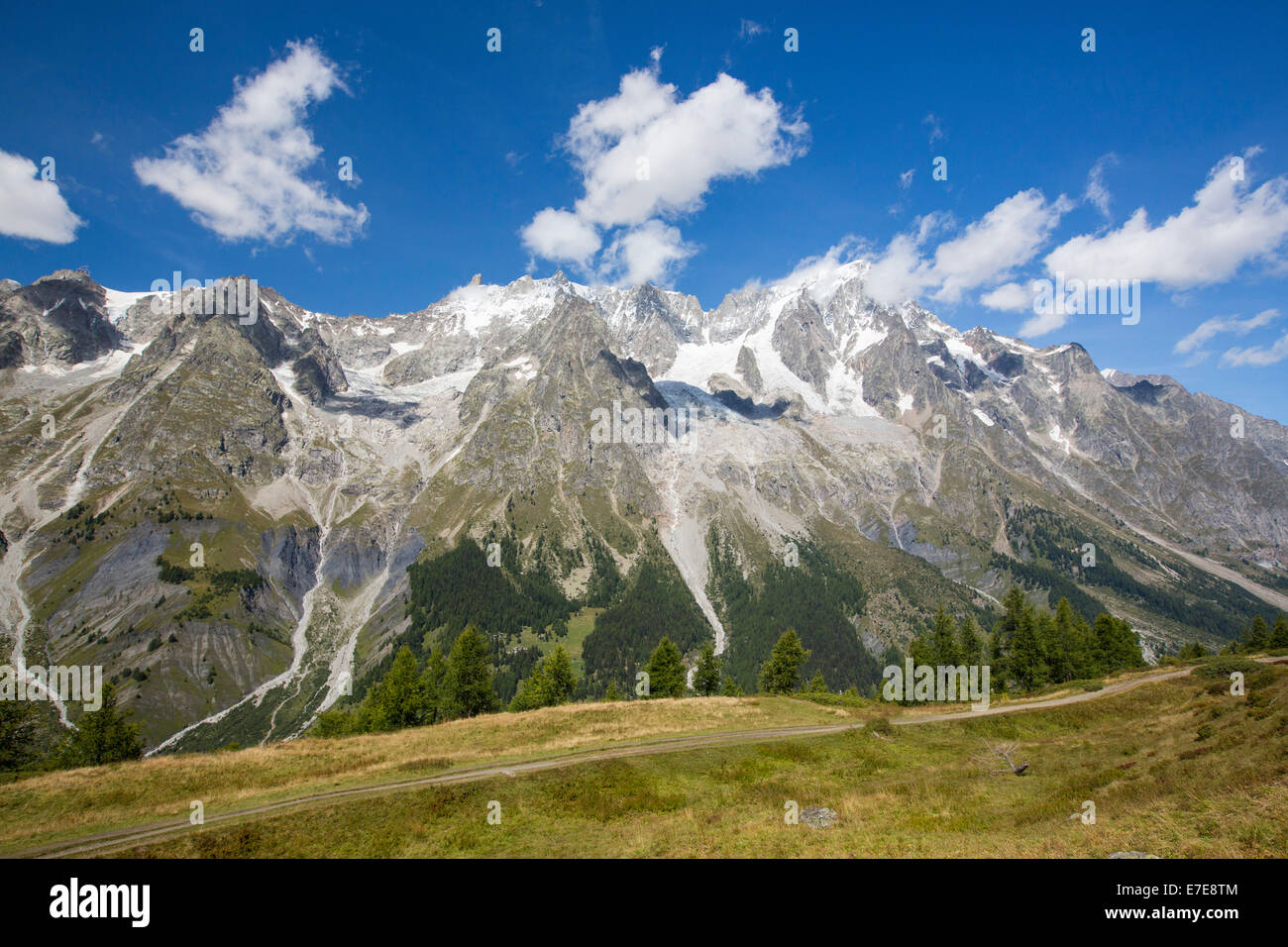 Guardando verso la Dent du Geant dal Mont de la Saxe di Mont Blanc range, Italia. Foto Stock