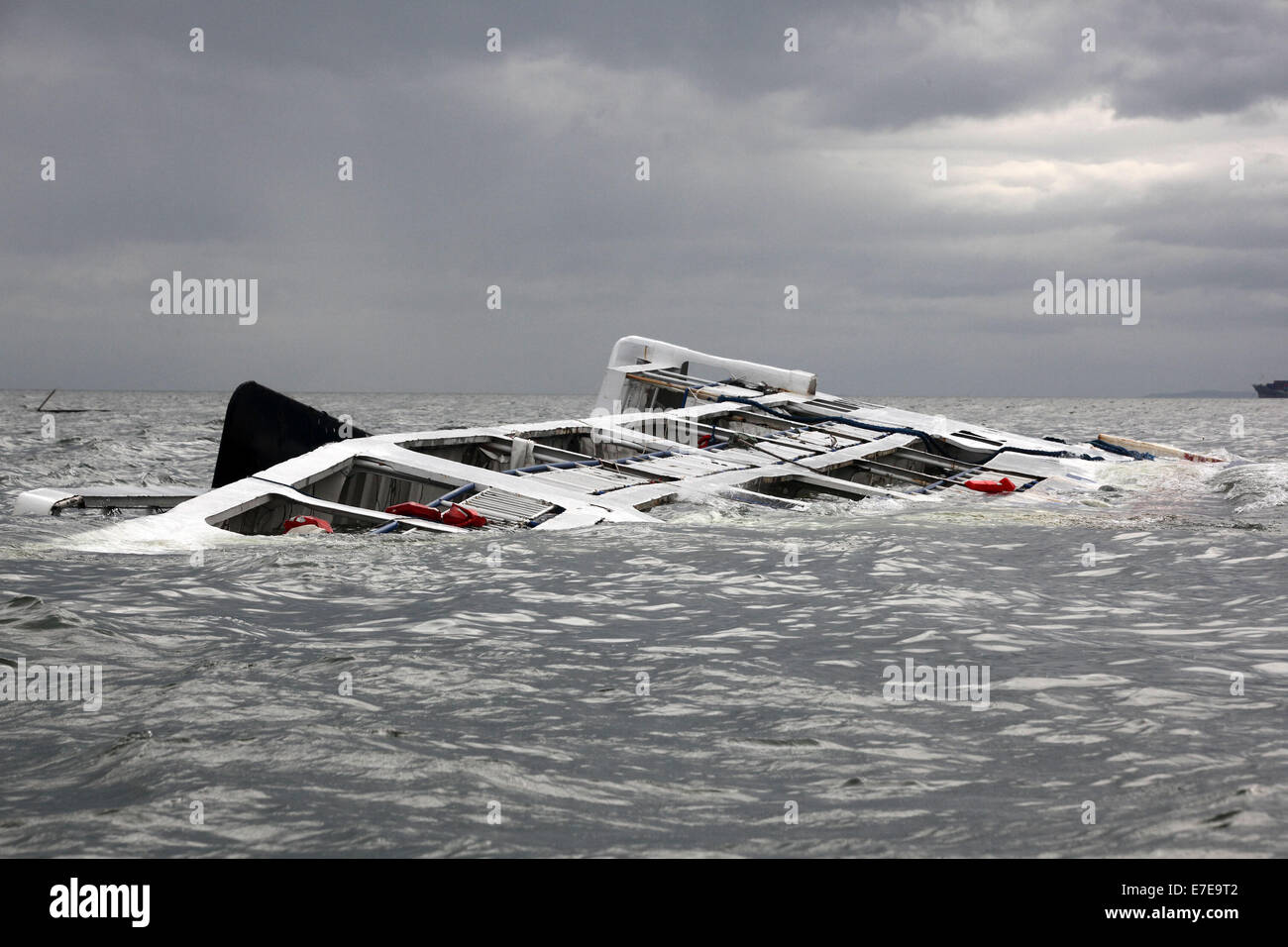 Manila. Xv Sep, 2014. Foto scattata il 7 settembre 15, 2014 mostra la navetta Super Ferry 7 che è affondata nella baia di Manila, Filippine. Quindici membri di equipaggio sono stati liberati dalla nave capovolta che è stato battuto da forti venti e onde. Typhoon Kalmaegi realizzato un approdo nel Nord Filippine Domenica pomeriggio e si prevede di rimanere nel paese fino a martedì, lo stato meteo detta agenzia. Credito: Rouelle Umali/Xinhua/Alamy Live News Foto Stock