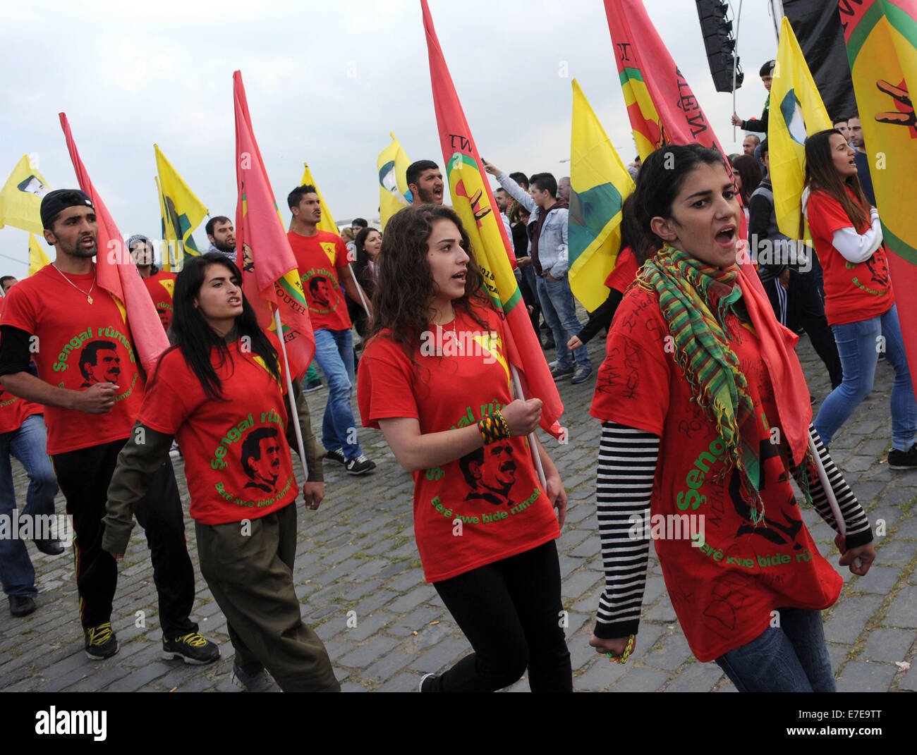 Dusseldorf, Germania. Il 13 settembre 2014. I manifestanti a piedi che indossa la t-shirt dipinge il capo del PKK Abdullah Oecalan durante una dimostrazione in Dusseldorf (Renania settentrionale-Vestfalia), Germania, 13 settembre 2014. © dpa picture alliance/Alamy Live News Foto Stock
