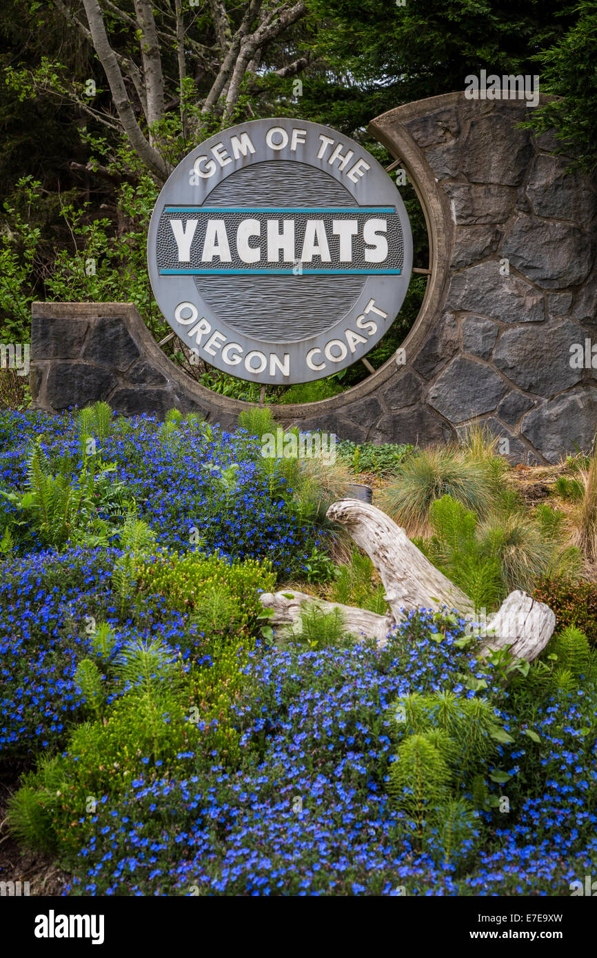 Il segno per la comunità balneare di Yachats, Oregon, Stati Uniti d'America. Foto Stock