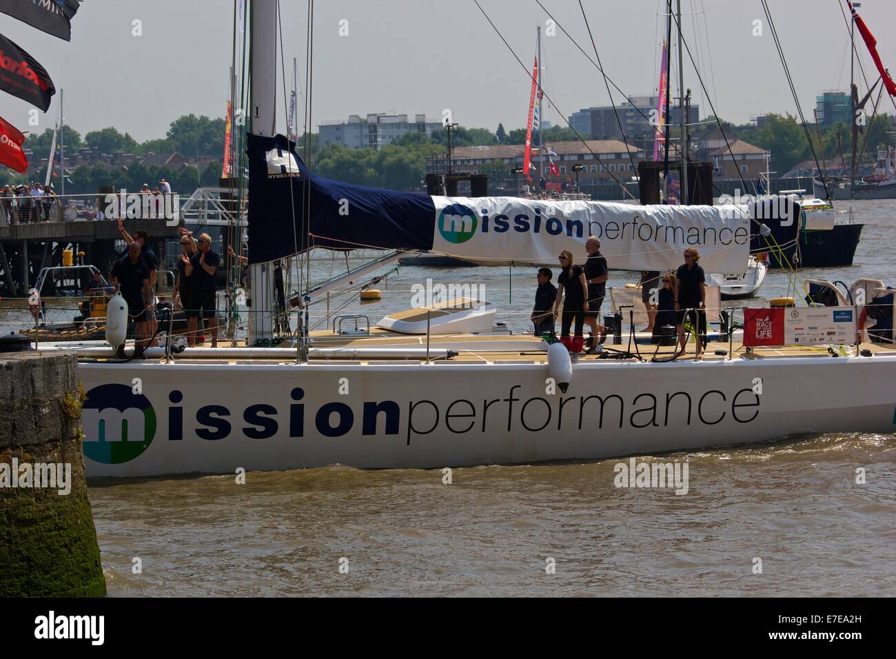 Clipper il giro del mondo in barca a vela le prestazioni di missione sponsorizzato barca entrando in St Katherine Dock Londra Inghilterra Europa Foto Stock