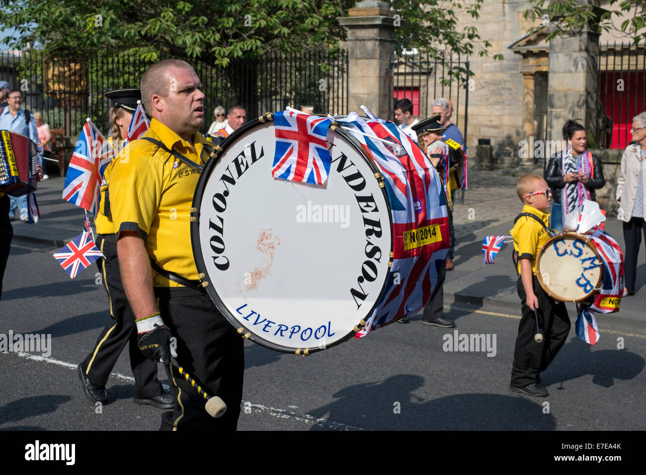 Una banda di lealisti prende parte ad un pro-europea nel rally di Edimburgo durante la corsa al referendum sull indipendenza scozzese. Foto Stock