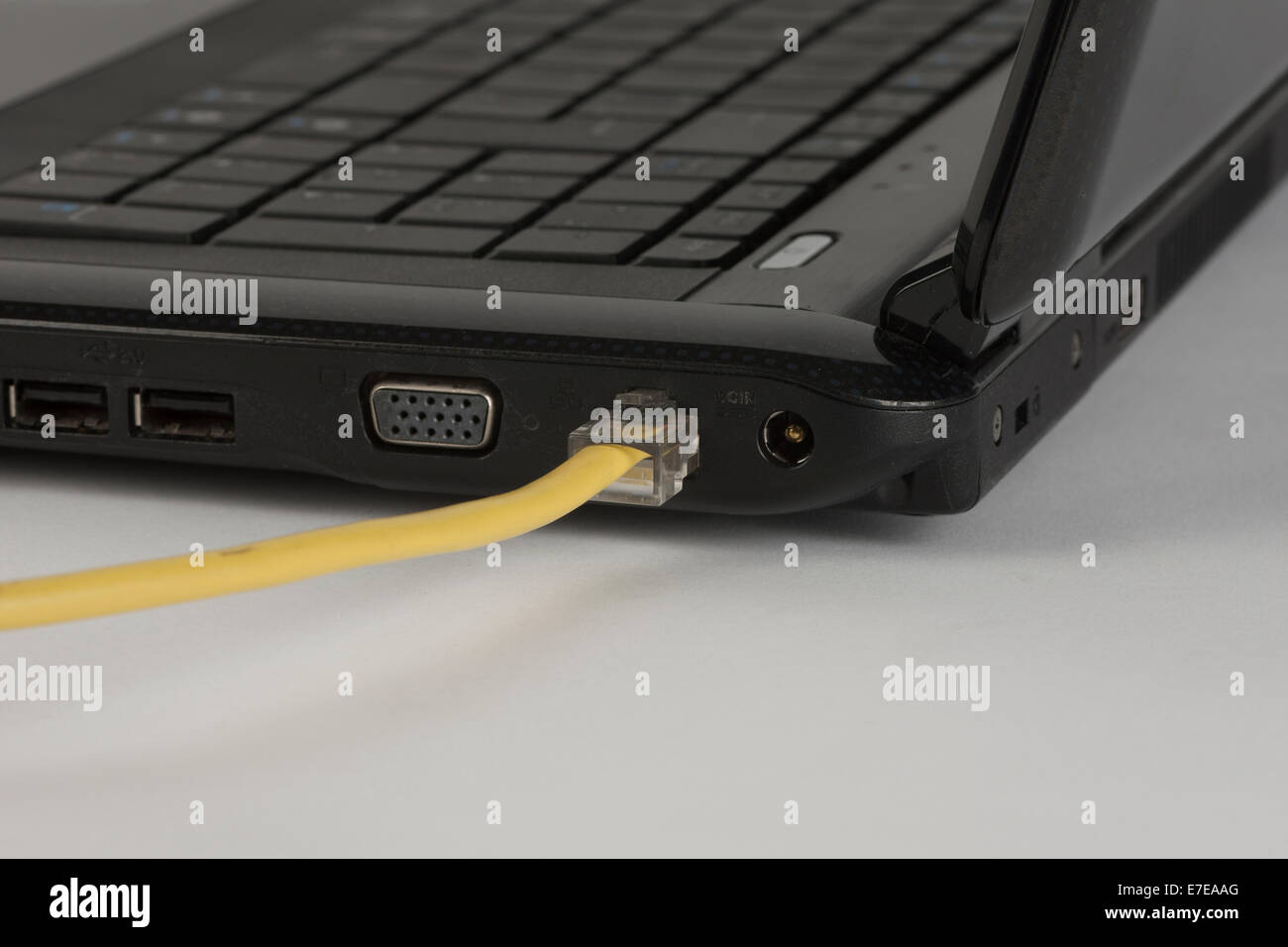 Giallo cavo patch in laptop Foto Stock