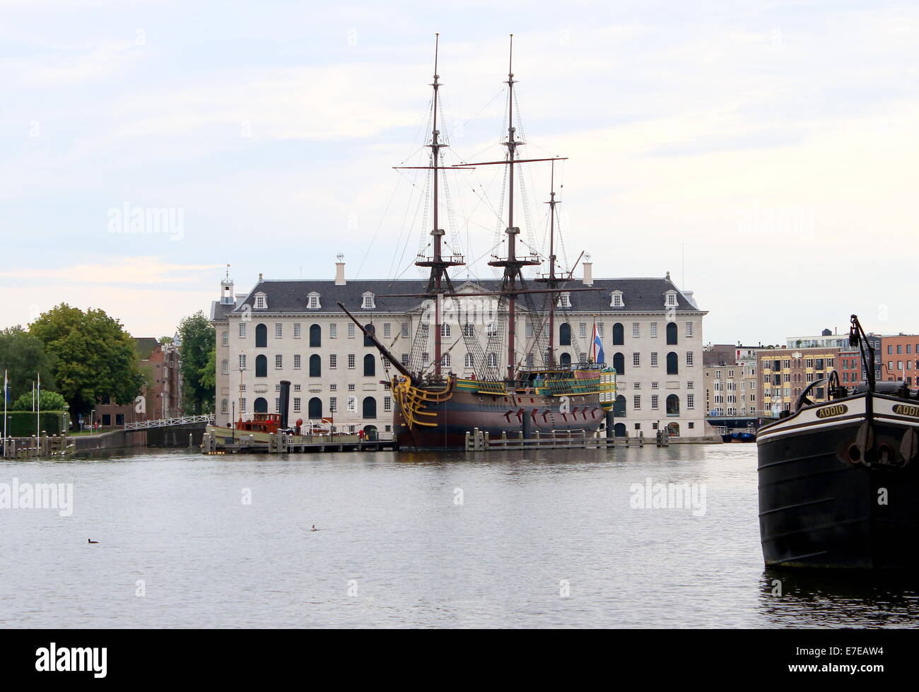 Dutch National Maritime Museum (Scheepvaartmuseum) di Amsterdam, in Olanda. Replica VOC-nave Amsterdam ormeggiata davanti. Foto Stock