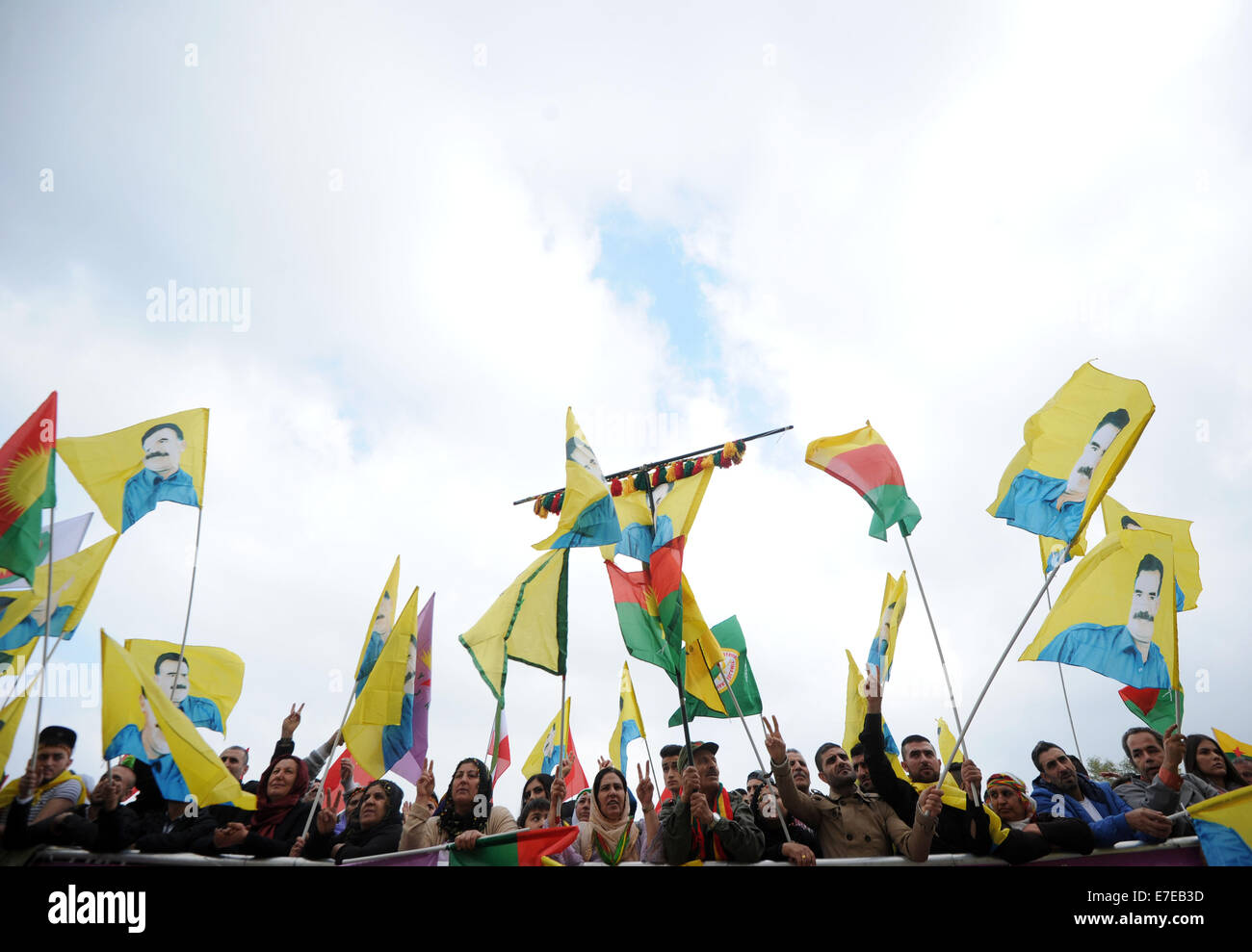 I dimostranti tenere le bandiere raffiguranti il capo del PKK Abdullah Oecalan durante una dimostrazione in Duesseldorf (Renania settentrionale-Vestfalia), Germania, 13 settembre 2014. Oecalan è il carcere il leader del Partito dei lavoratori curdi (PKK), che è vietato in Germania. Foto: Caroline Seidel/dpa Foto Stock