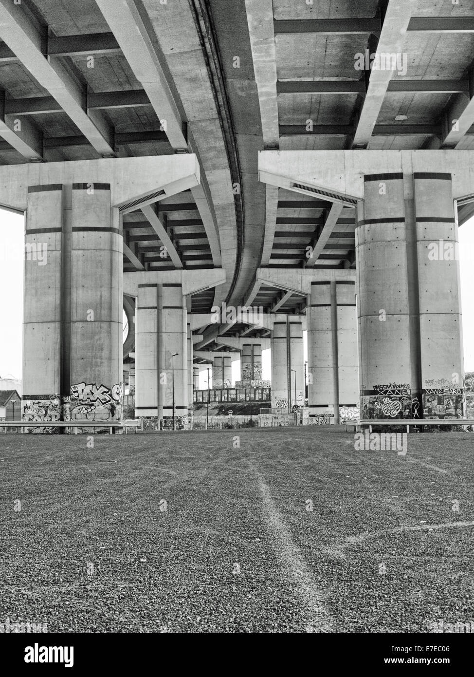 Una delle tante autostrade nazionali fotografato dal di sotto al di fuori di Parigi, Francia. Foto Stock