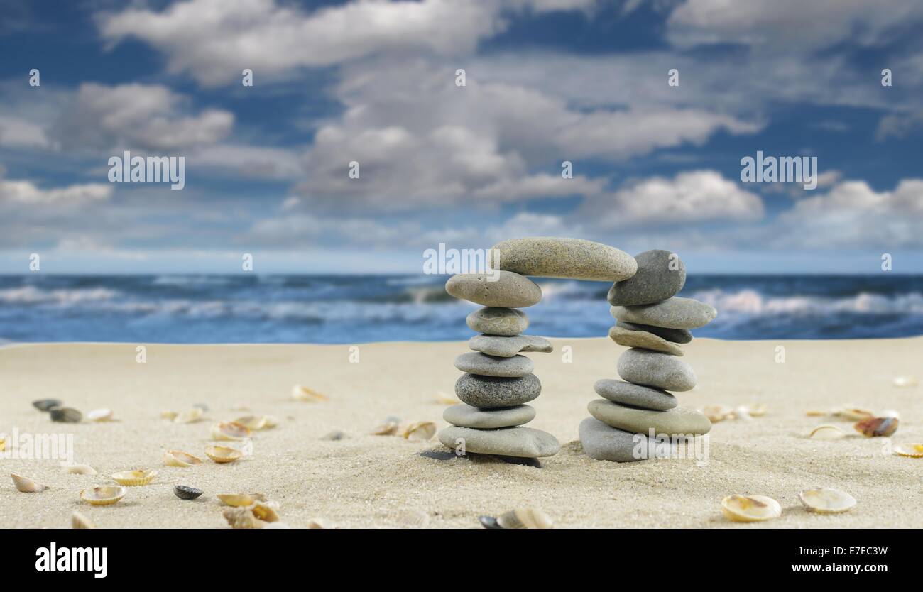 La porta di pietra su uno sfondo oceano Foto Stock