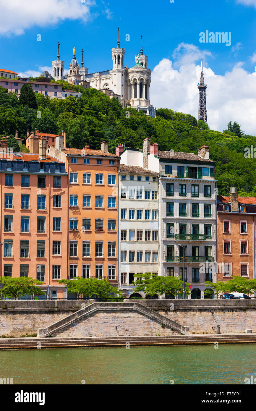 Lione cityscape dal fiume Saone con case colorate Foto Stock