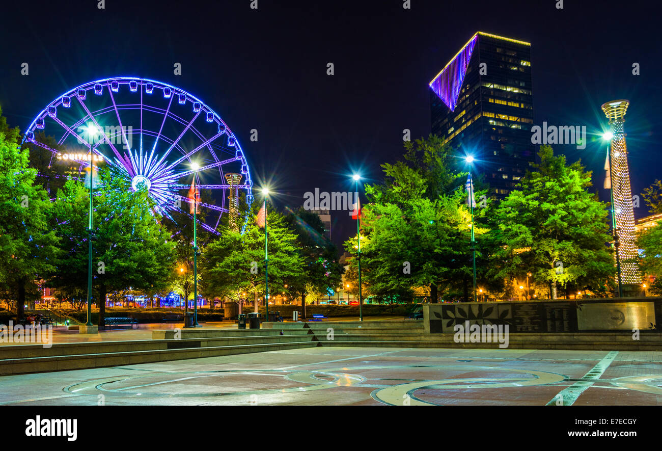 Ruota panoramica Ferris ed edifici visto da Olympic Centennial Park di notte in Atlanta, Georgia. Foto Stock