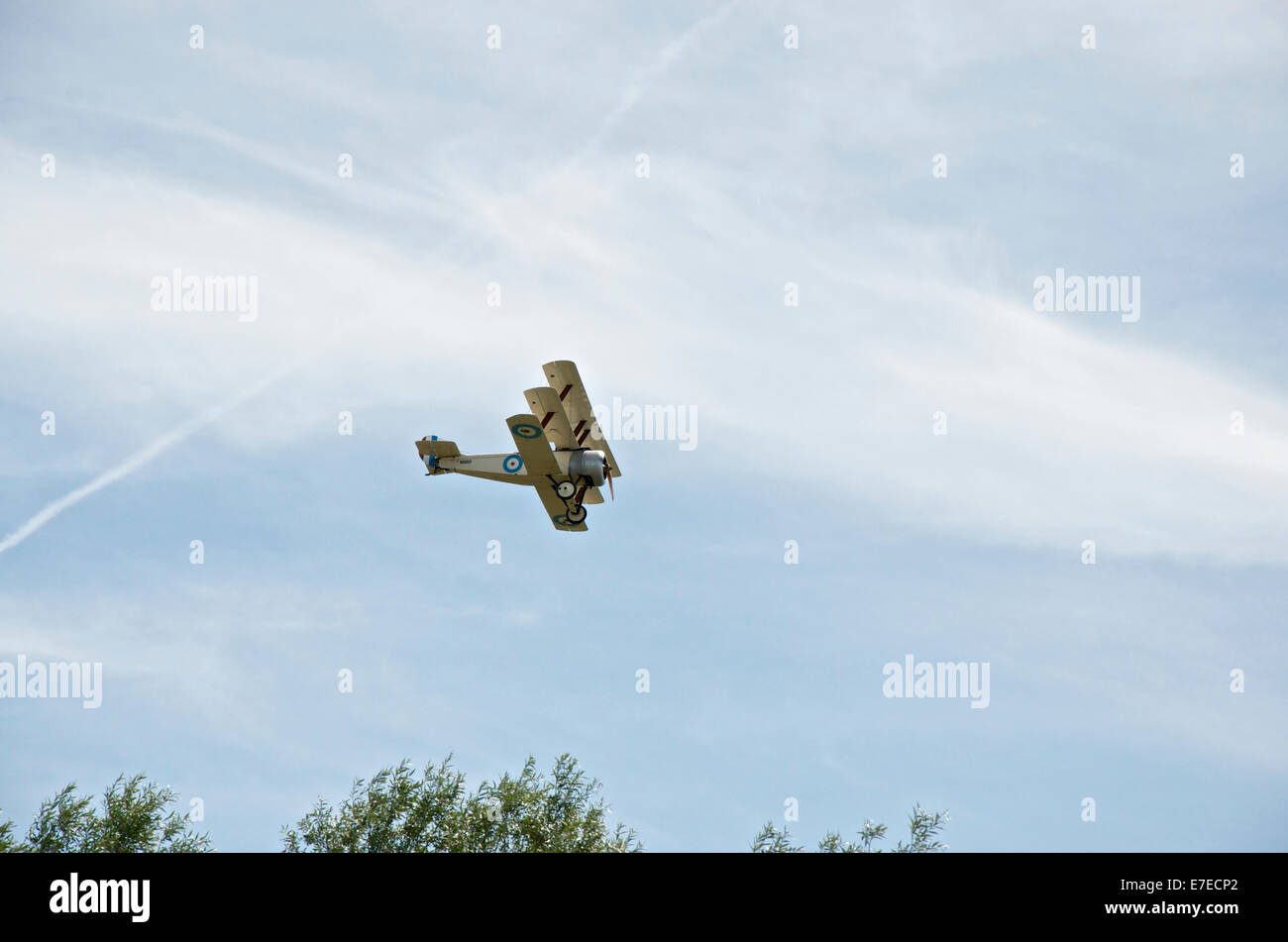 Triplano Sopwith replica vola in una grande guerra display aria in Essex Foto Stock