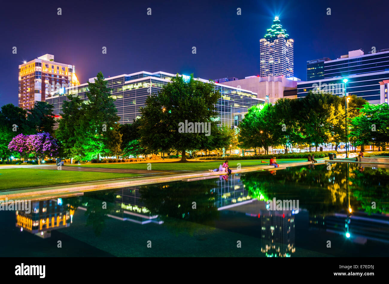 Riflettendo la piscina e gli edifici di notte, a Centennial Olympic Park di notte in Atlanta, Georgia. Foto Stock