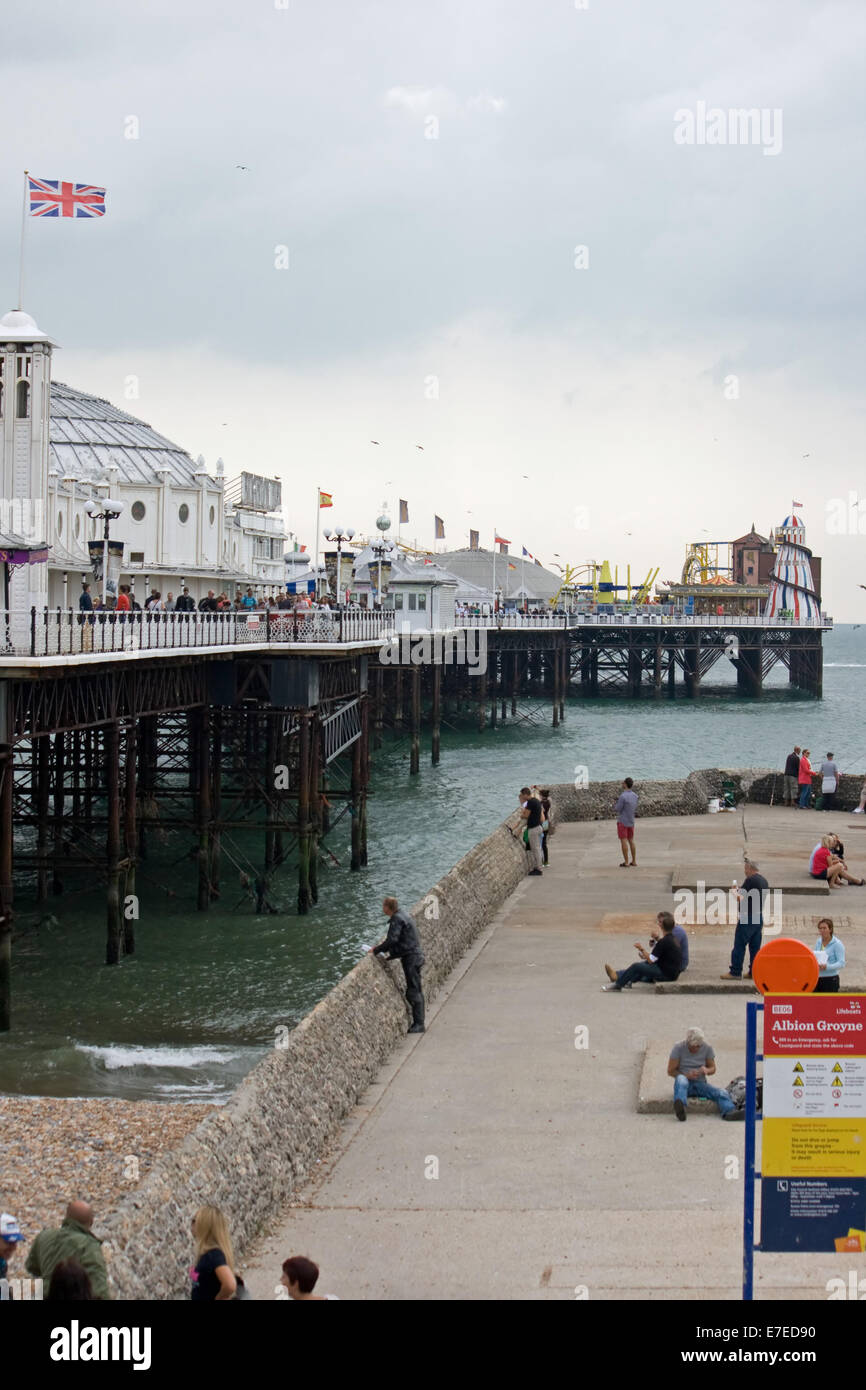 Il Brighton Pier e Albion Groyne. Foto Stock