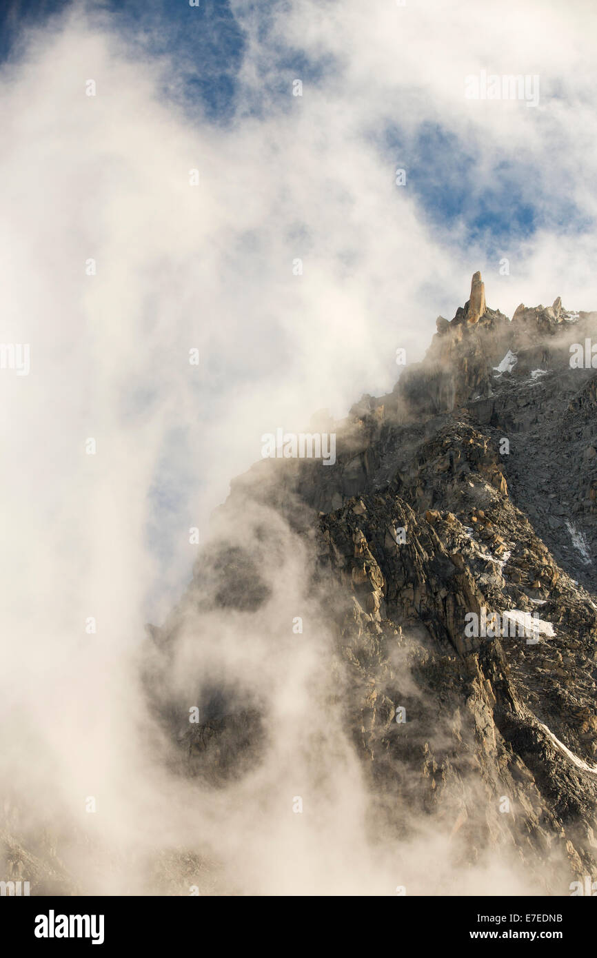 Vorticose nebbie intorno Le portalet sopra Cabanne d'Orny nelle Alpi Svizzere. Foto Stock