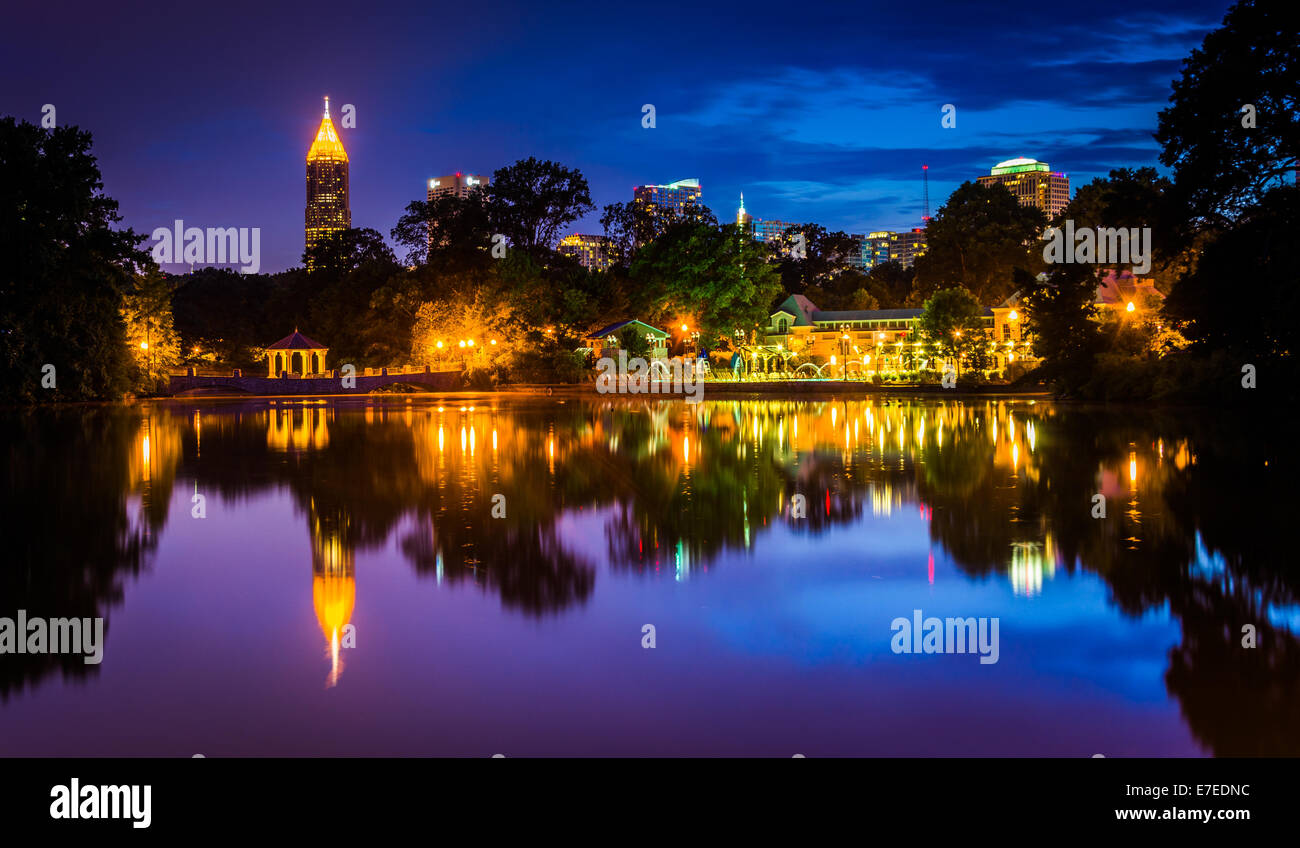 Il Atlanta skyline riflettendo nel lago Clara Meer in Piemonte Park di Atlanta, Georgia. Foto Stock