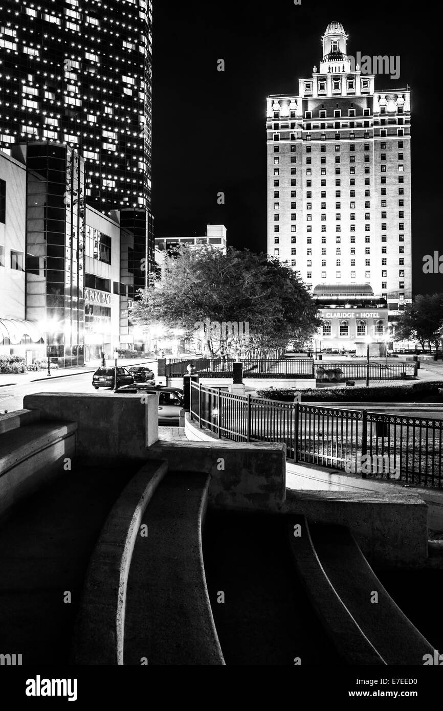 Bally's e il Claridge Hotel di notte di Atlantic City, New Jersey. Foto Stock