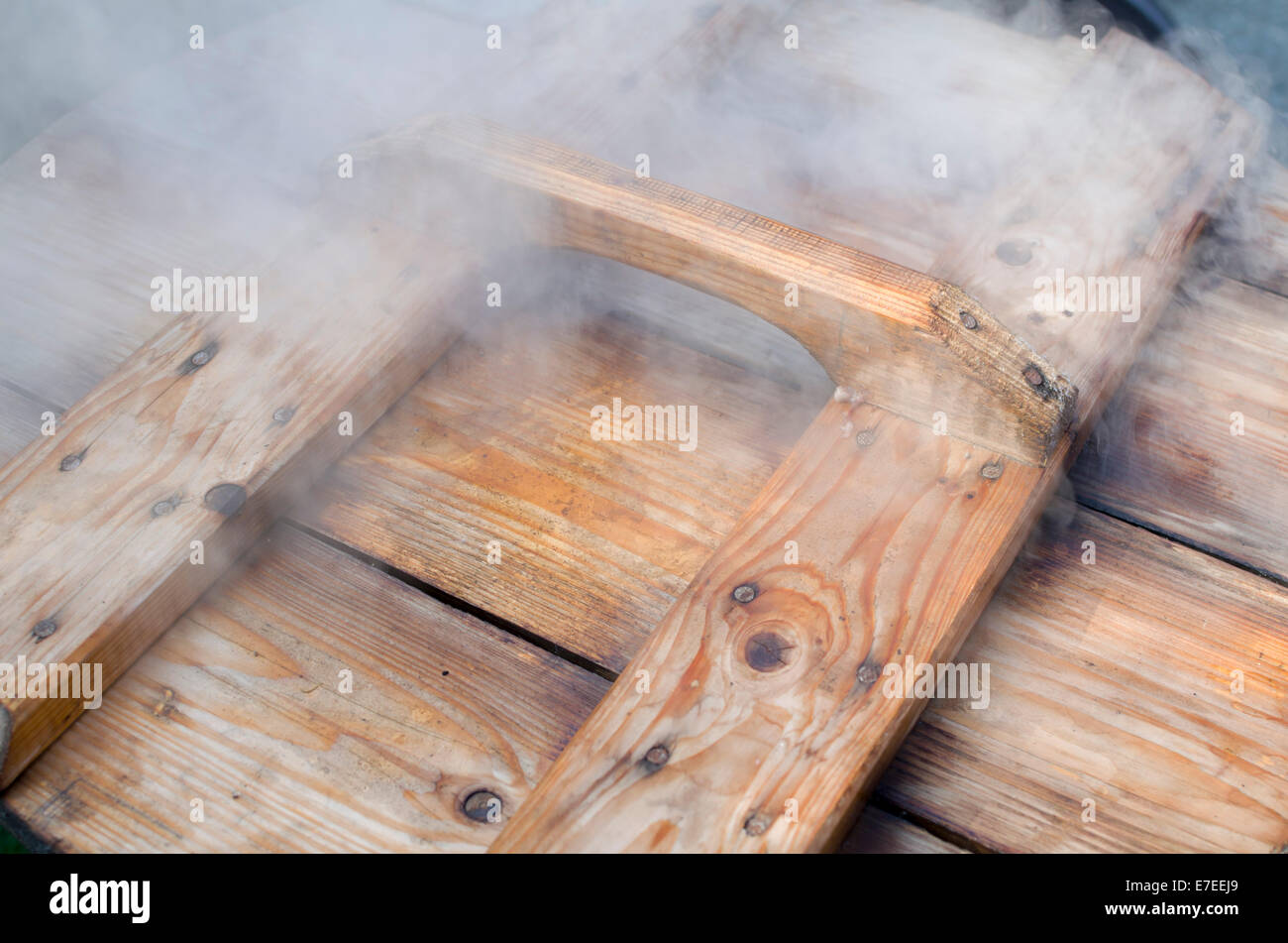 Steamy marrone di legno fragrante coperchio Closeup Foto Stock