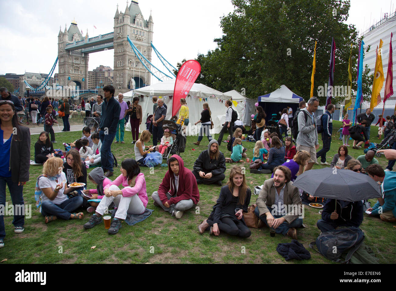 Gente radunarsi per appendere fuori, ascoltare le bande e altre attività presso la Blue Ribbon Village. Thames Festival Londra UK. Foto Stock