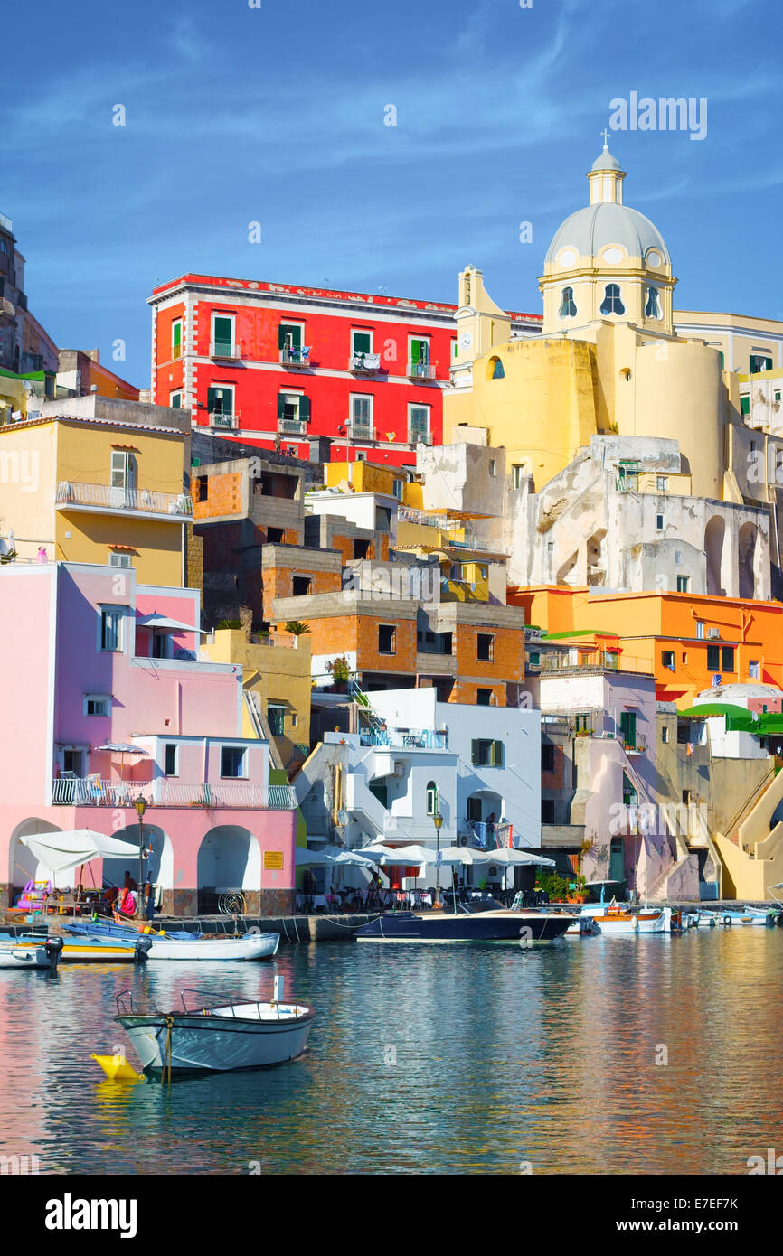 Procida, coloratissima isola nel mare Mediterraneo, Napoli, Italia Foto Stock