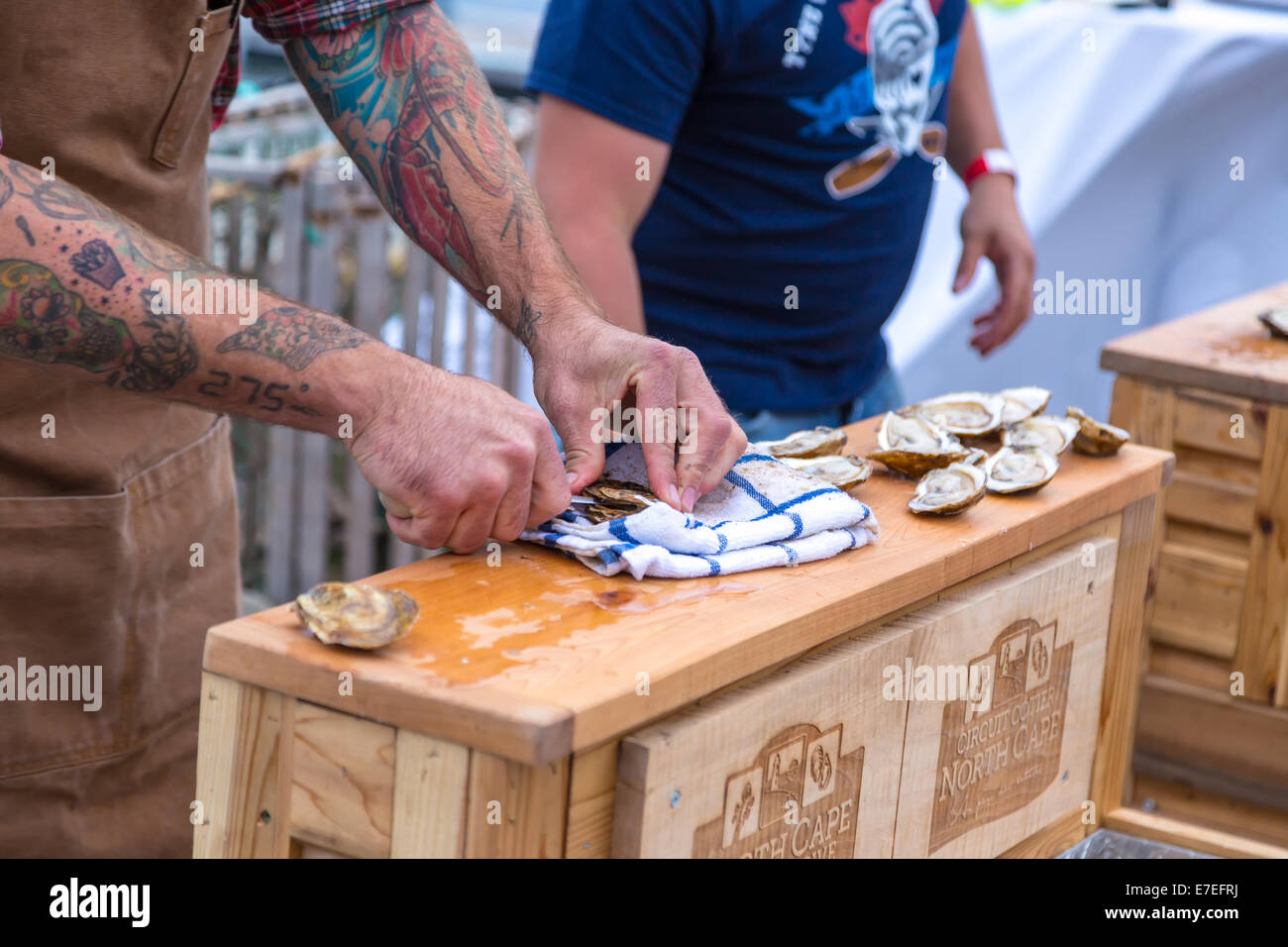 Alberton, Prince Edward Island, Canada. Xiii Sep, 2014. Celebrity Chef Chuck Hughes alla caduta dei sapori Festival il 7 settembre 13, 2014 sul molo Northport in Alberton, Prince Edward Island, Canada. Le ostriche sul molo di evento faceva parte del festival e ospitato da Hughes per vetrina PEI ostriche e prodotti alimentari locali. Credito: Verena Matteo/Alamy Live News Foto Stock