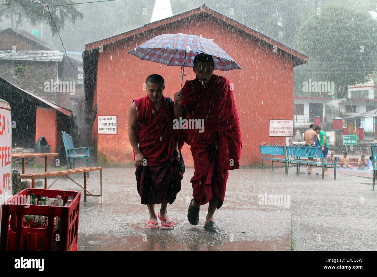 Monaci Tibetani fuoriuscite di pioggia Foto Stock