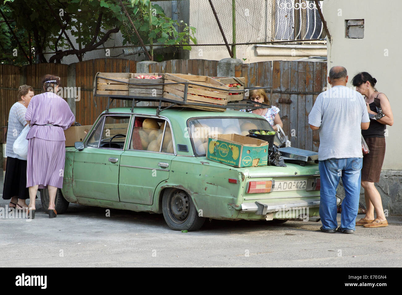 MZCHETA, GEORGIA - Luglio 02, 2014: uomo vendita di meloni su un piedistallo di frutta sulla luglio 02, 2014 in Mzcheta, Georgia, Europa Foto Stock