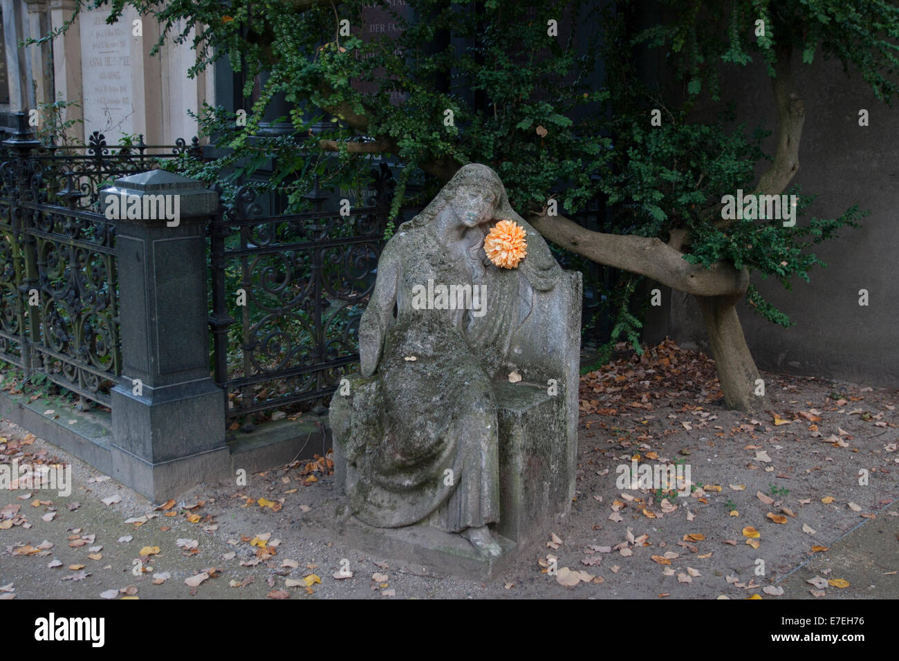 Statua del cimitero di fiori Berlino Germania Foto Stock