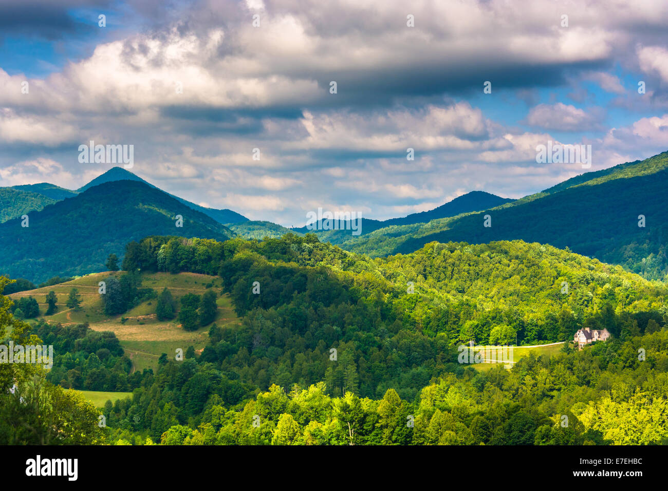 Vista dei monti Appalachi da Bald Mountain Ridge scenic si affacciano lungo I-26 nel Tennessee. Foto Stock