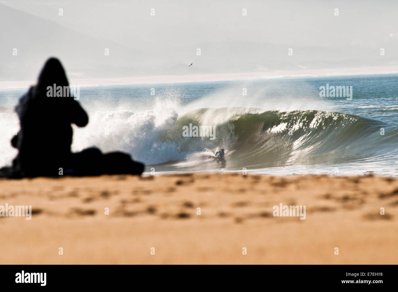 Bodyboarder sull onda di guardare avanti per colpire la prossima sezione, a Nazare Special Edition concorso tenutosi in Portogallo Foto Stock