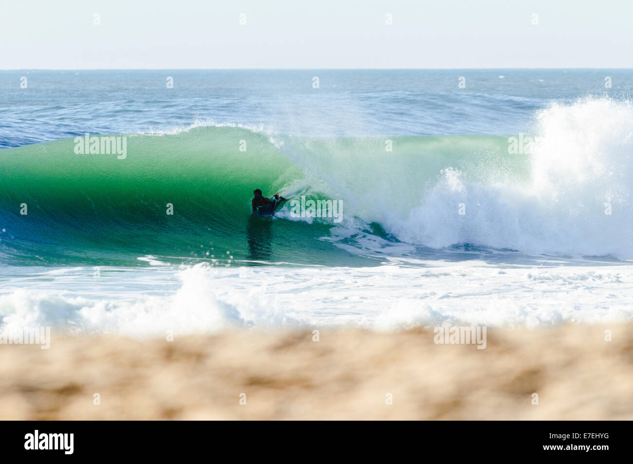 Bodyboarder tudine maneggio a Nazare Special Edition contest a Nazare, Portogallo Foto Stock