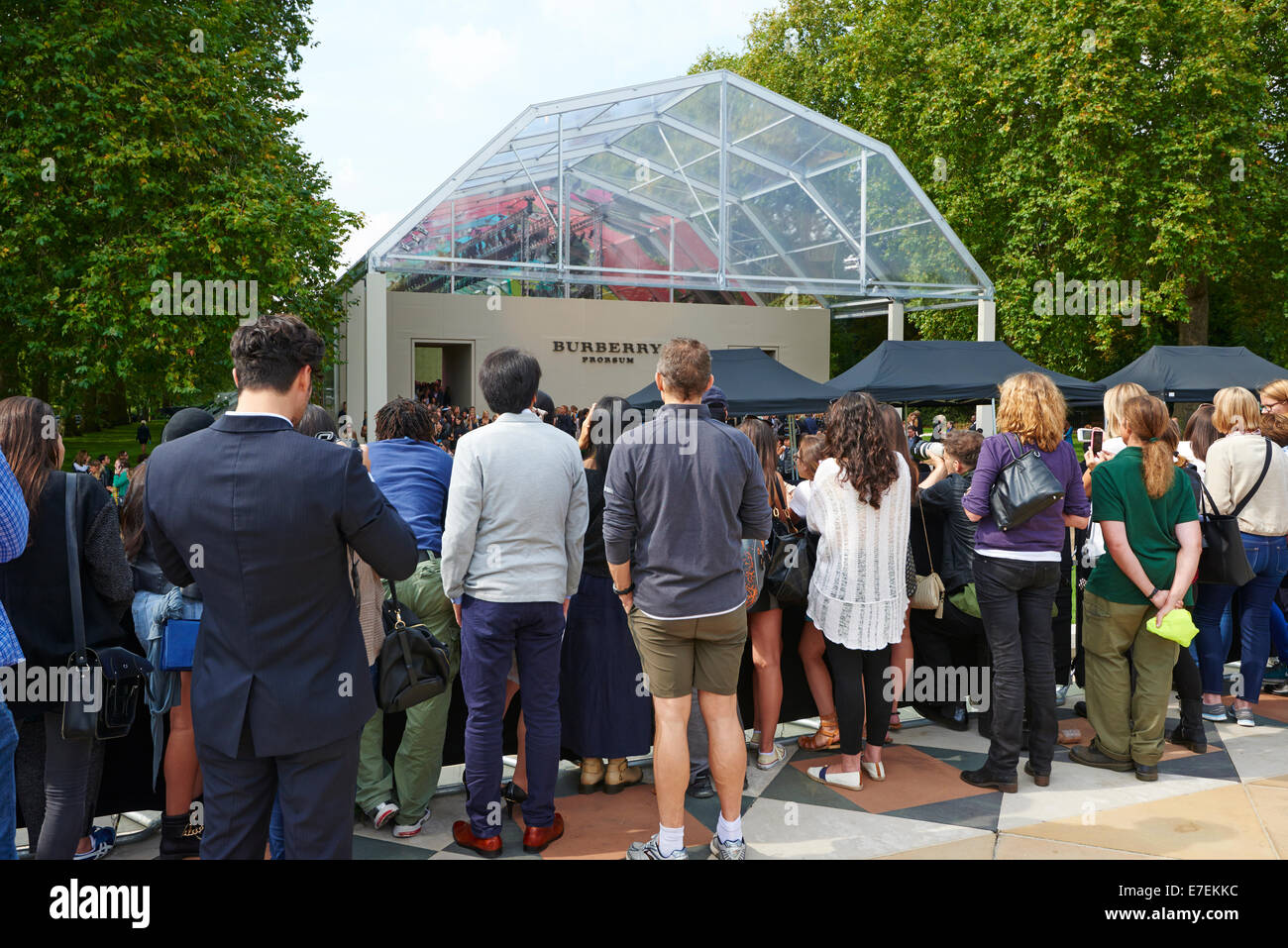 Curiosi a guardare il VIP uscire la Burberry Prorsum Fashion Show Kensington Gardens London REGNO UNITO Foto Stock
