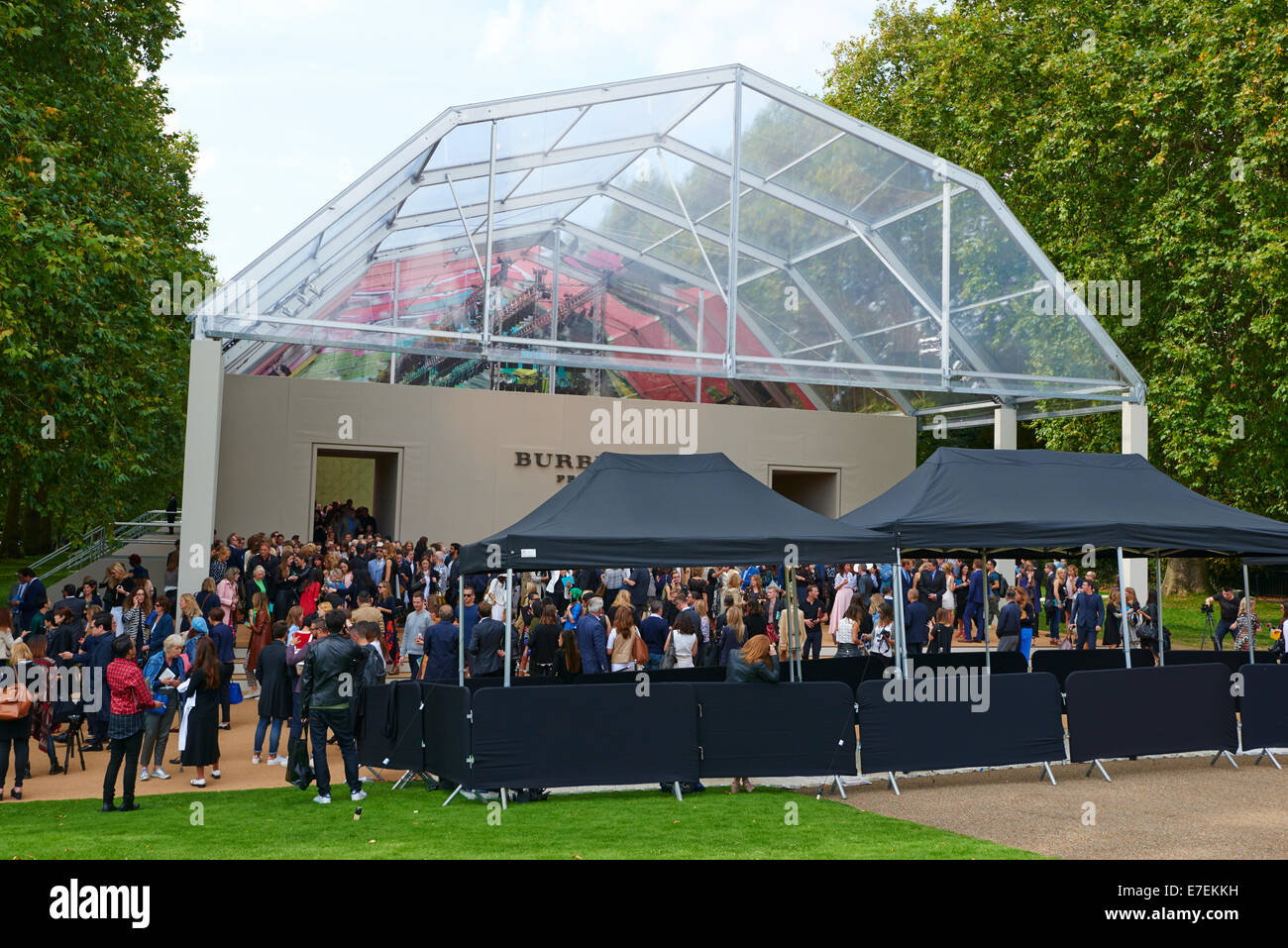 Gli ospiti in partenza il Burberry Prorsum Fashion Show Kensington Gardens London REGNO UNITO Foto Stock