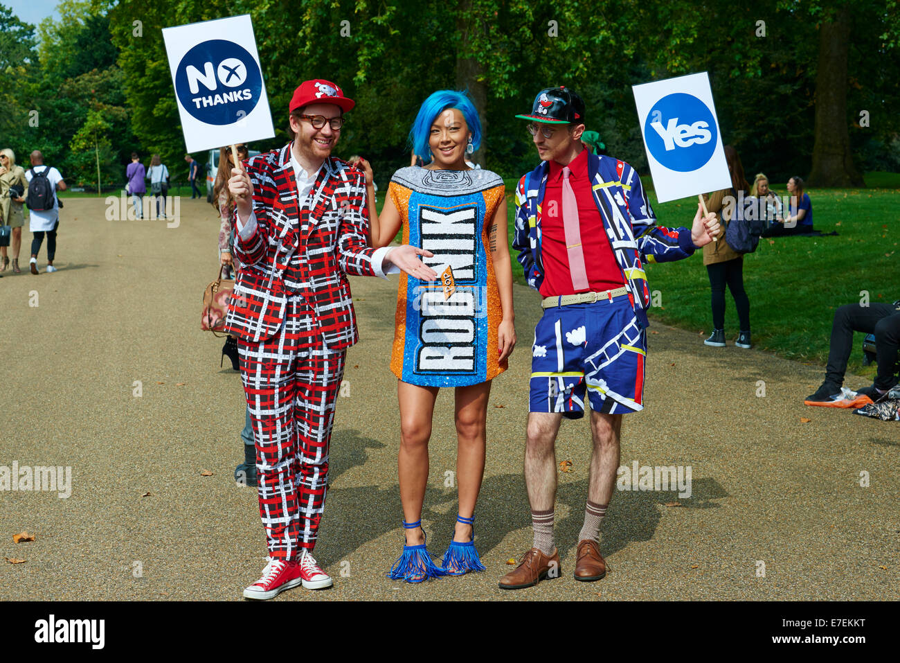 I modelli che posano per una foto dopo la Burberry Prorsum Fashion Show vestito per evidenziare il referendum scozzese votazione Foto Stock