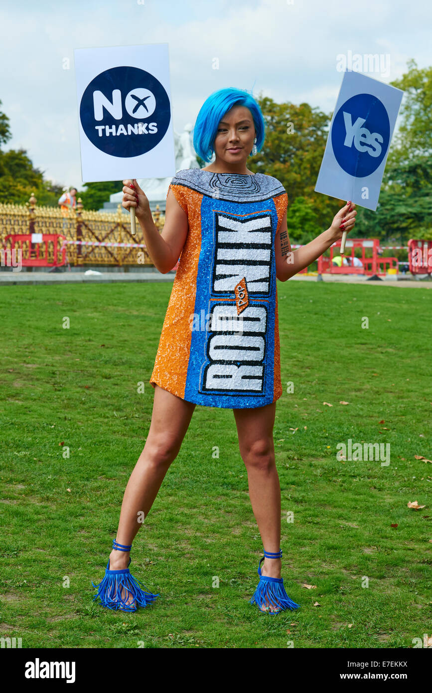 Modello che posano per una foto dopo la Burberry Prorsum Fashion Show vestito per evidenziare il referendum scozzese votazione Foto Stock