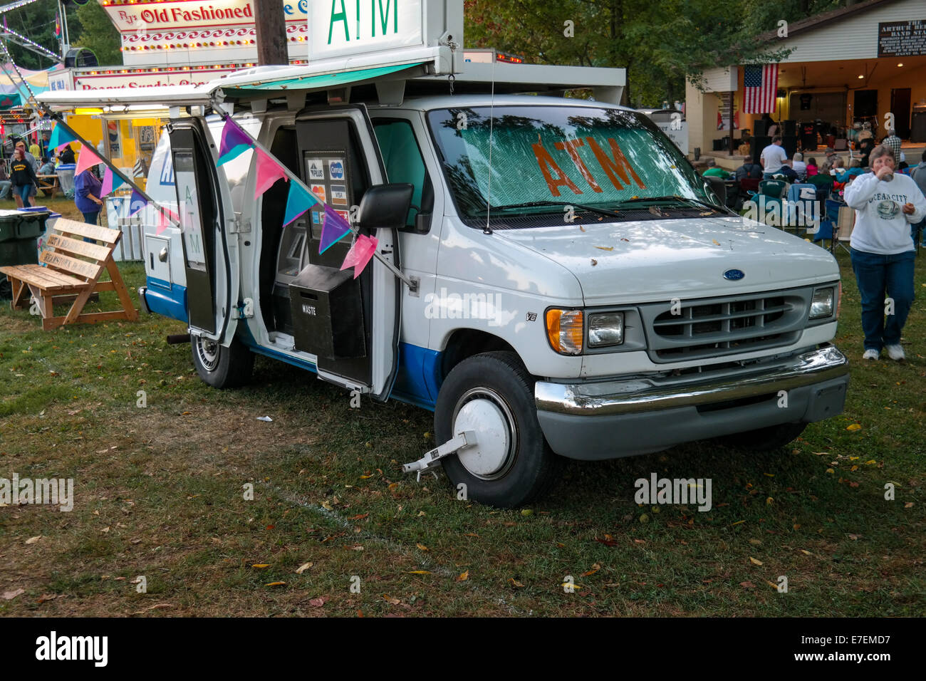 Un mobile automatic teller machine a una comunità fiera in Lancaster County, PA. Foto Stock