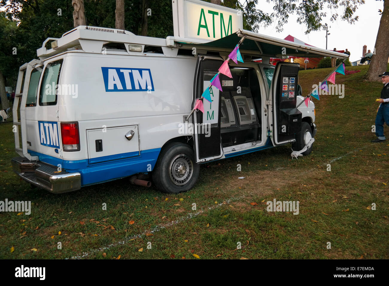 Un mobile automatic teller machine a una comunità fiera in Lancaster County, PA. Foto Stock