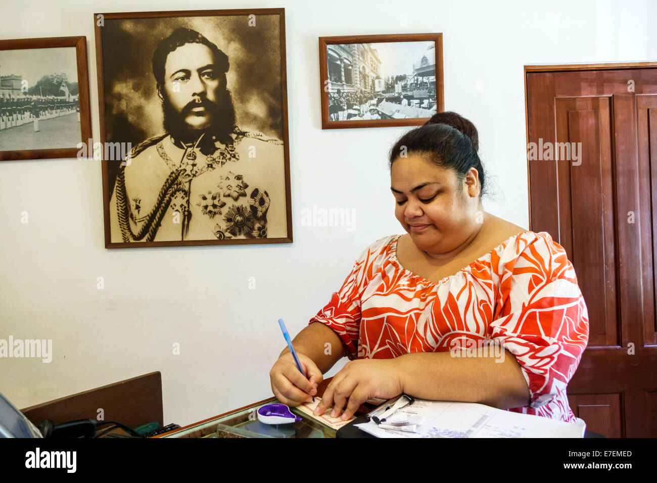 Honolulu Hawaii,Oahu,Hawaiian,Young Women’s Christian Association,YWCA,woman female women,check-in alla reception prenotazioni regis Foto Stock