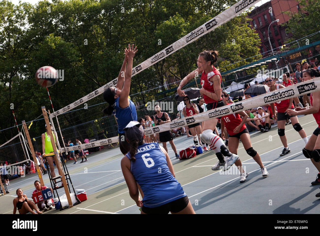 9 L'uomo New York mini torneo di pallavolo, Seward Park, New York City, luglio 20 - 21, 2013. Settanta-otto squadre (40 uomini e 38 donne) da circa gli Stati Uniti e il Canada Costa Orientale hanno gareggiato per i play-off per la NACIVT North American invito cinese Foto Stock