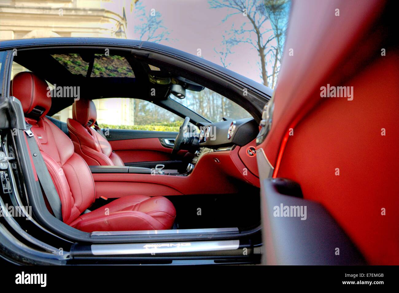 Mercedes AMG SL 63 al Domaine Les Crayères ? Un Relais & Châteaux membro della associazione e la FAMIGLIA GARDINIER?s proprietà. Reims, Champagne-Ardenne, Francia. Foto Stock