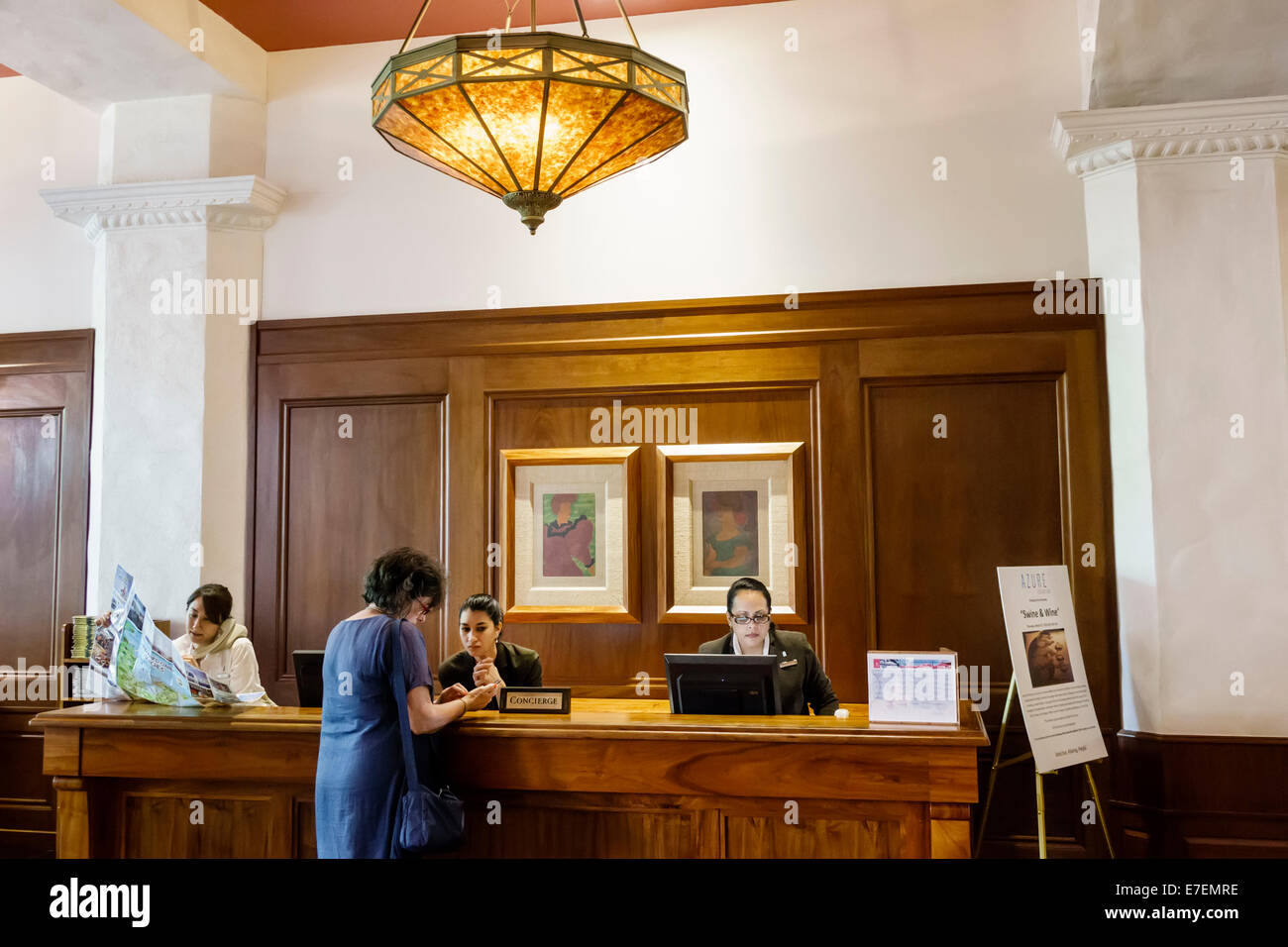 Honolulu Waikiki Beach Hawaii,Hawaiian,Oahu,Royal Hawaiian,hotel hotel hotel alloggio motel,lobby,banco portineria,adulti adulti donne donne donne Foto Stock