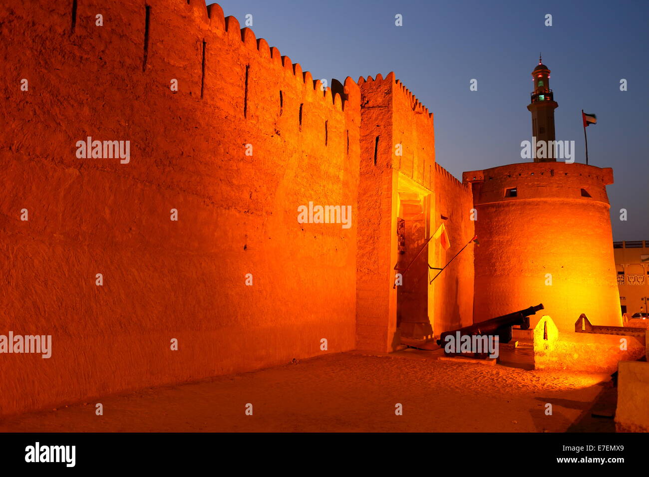 Vista degli esterni di notte di ingresso al Museo di Dubai, Al-Fahidi Fort, Bur Dubai, Emirati Arabi Uniti Foto Stock