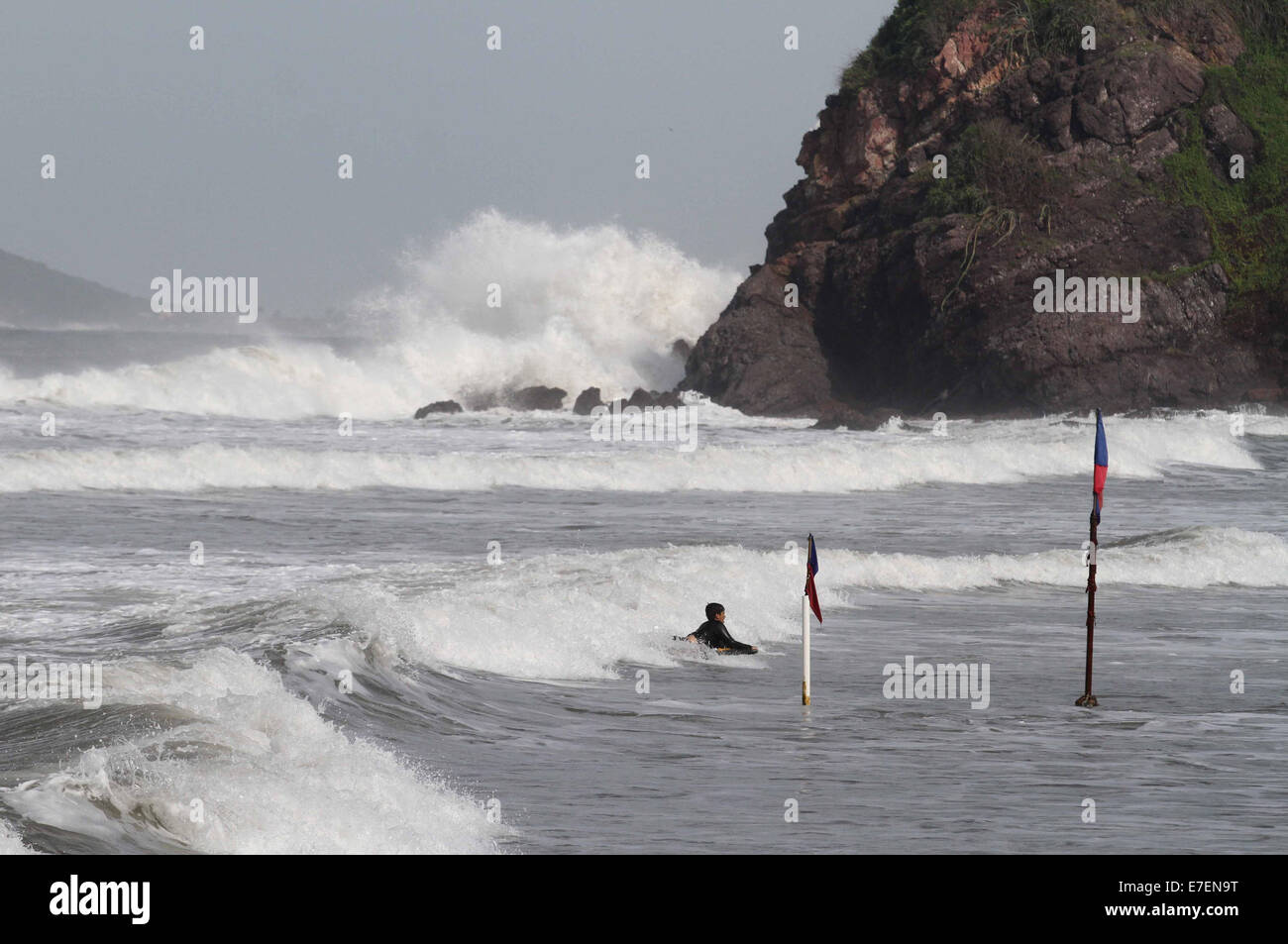 Mazatlan, Messico. Xv Sep, 2014. Un uomo nuota nel mare vicino alla spiaggia di Mazatlan porta, Sinaloa, nel nordovest del Messico, sul Sett. 15, 2014. L'uragano Odile, che ha ridotto la sua intensità alla categoria 2 sul Saffir Simpson scala, ha continuato di generare forti piogge torrenziali in almeno otto stati del paese, secondo la relazione del Servizio meteorologico nazionale (SMN, la sua sigla in spagnolo). Credito: Juan Perez/Xinhua/Alamy Live News Foto Stock