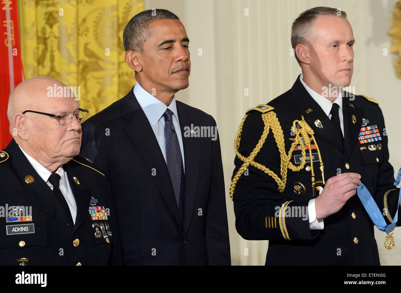 Il Presidente Usa Barack Obama sta con Comando Esercito Sergente Maggiore Bennie G. Adkins durante la medaglia di Honor cerimonia nella Sala Est della Casa Bianca, 15 settembre 2014 a Washington, DC. Foto Stock