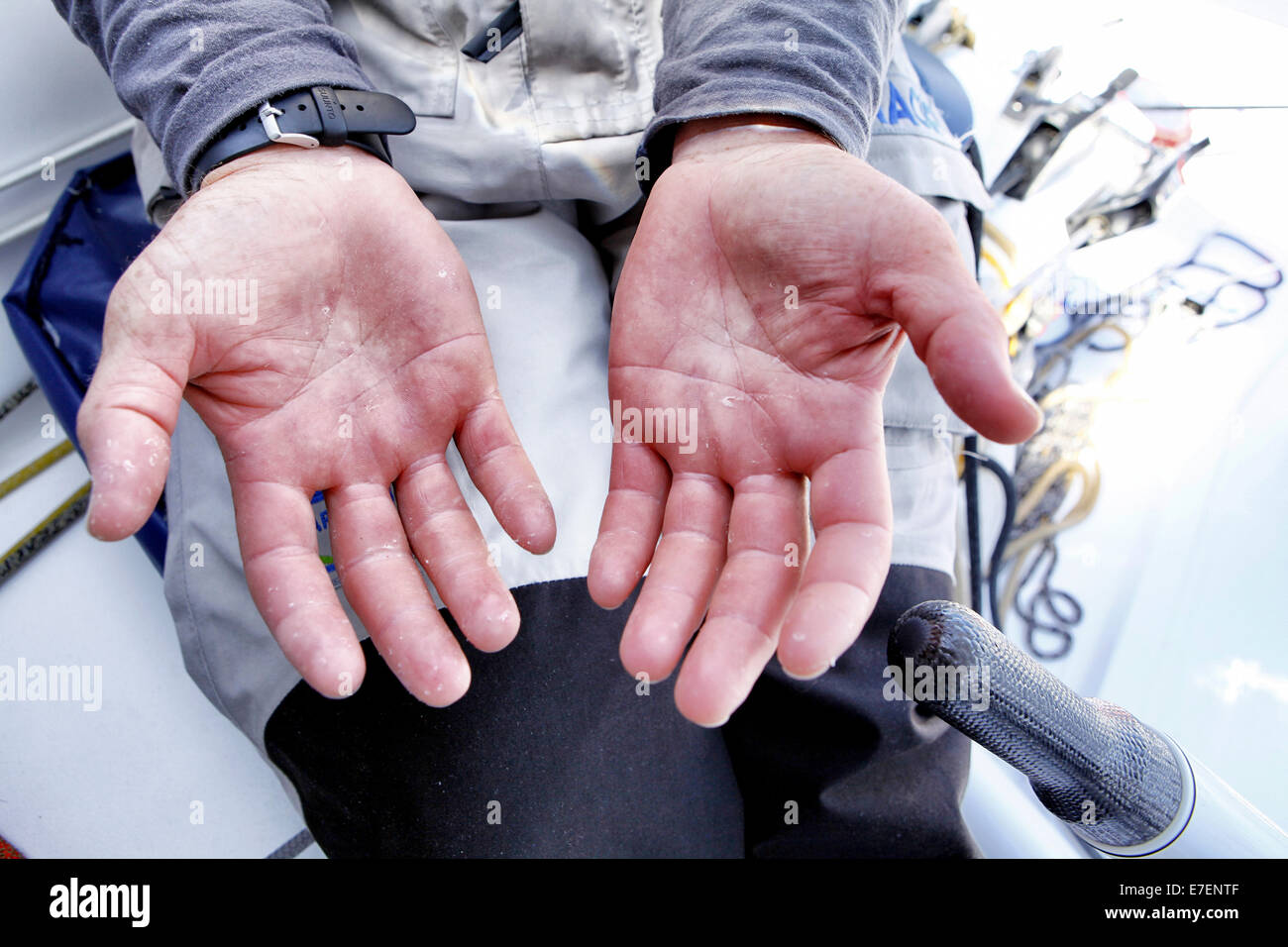 A bordo della IMOCA Open 60 Macif con equipaggio Francois Gabart e Michel Desjoyeaux durante una sessione di allenamento prima della Transat Jacques Vabre nel Canale della Manica da Plymouth a Port la Foret dopo che ella ha vinto per la sua classe la Rolex Fastnet Race. Foto Stock