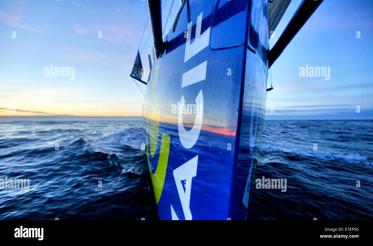 A bordo della IMOCA Open 60 Macif con equipaggio Francois Gabart e Michel Desjoyeaux durante una sessione di allenamento prima della Transat Jacques Vabre nel Canale della Manica da Plymouth a Port la Foret dopo che ella ha vinto per la sua classe la Rolex Fastnet Race. Foto Stock