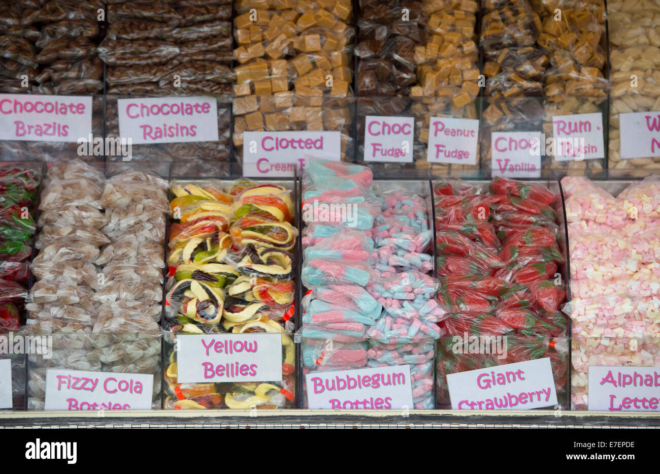 Una selezione di dolci per la vendita in un negozio di dolci. Foto Stock