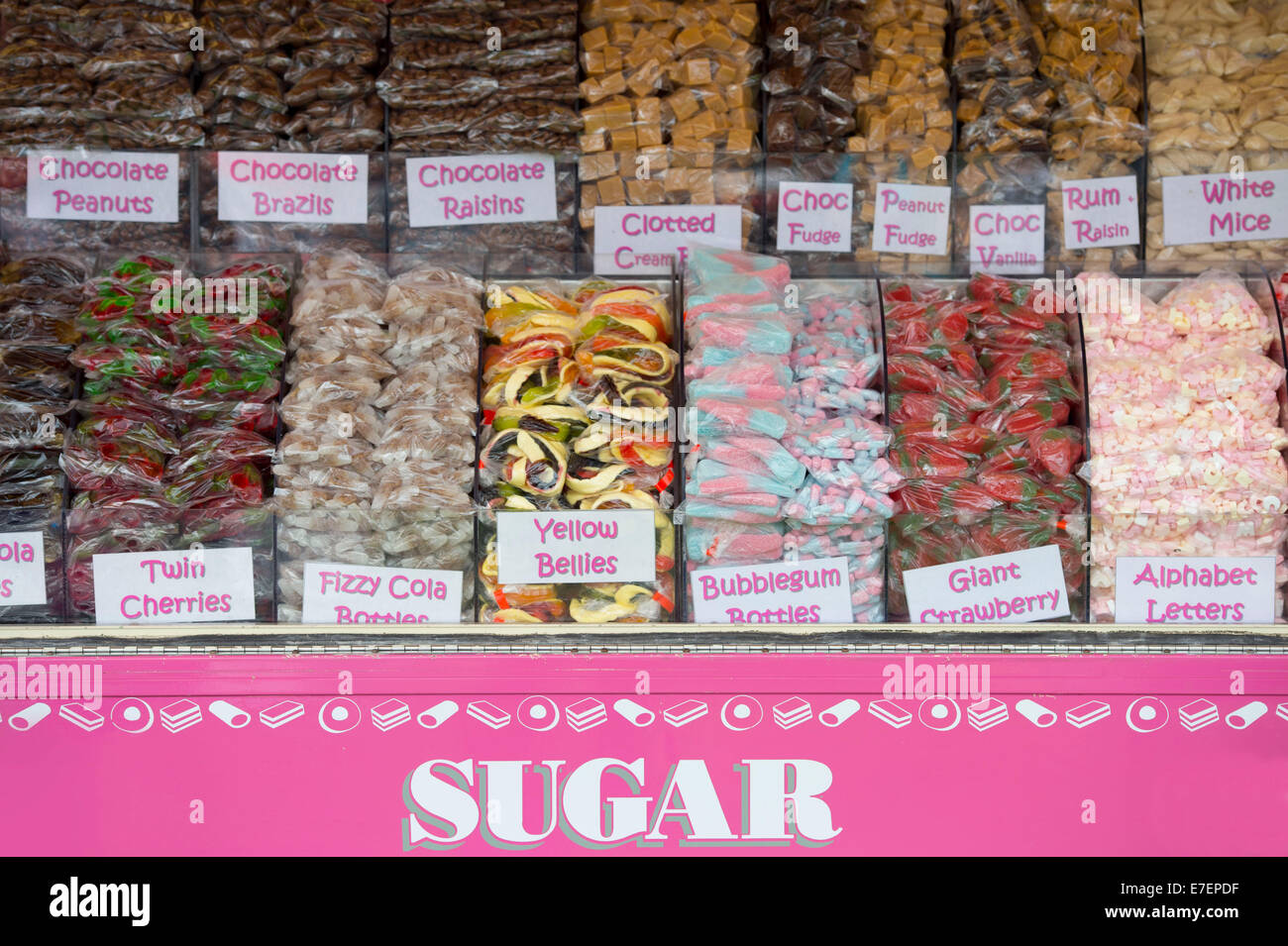 Una selezione di dolci per la vendita in un negozio di dolci. Foto Stock