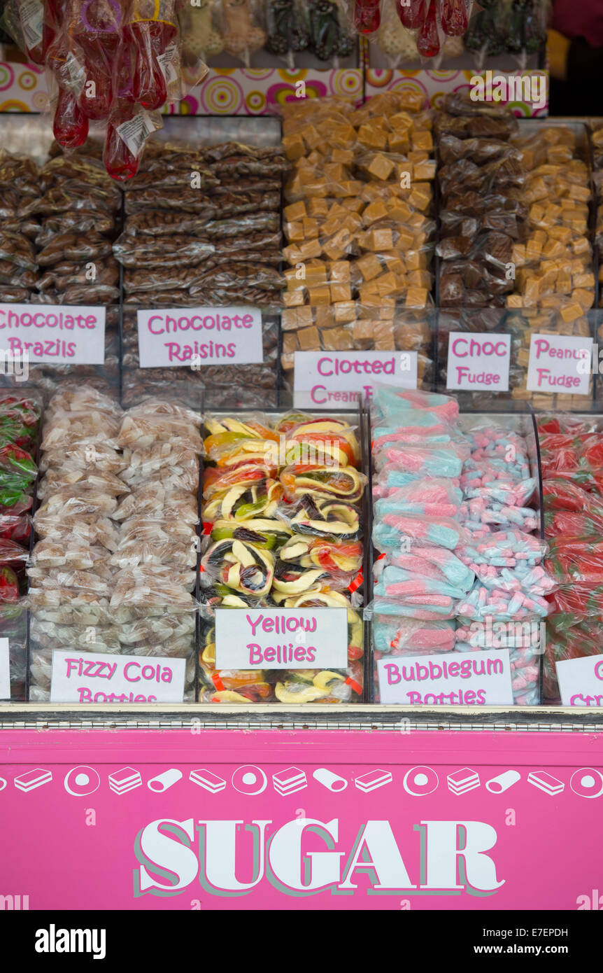 Una selezione di dolci per la vendita in un negozio di dolci. Foto Stock