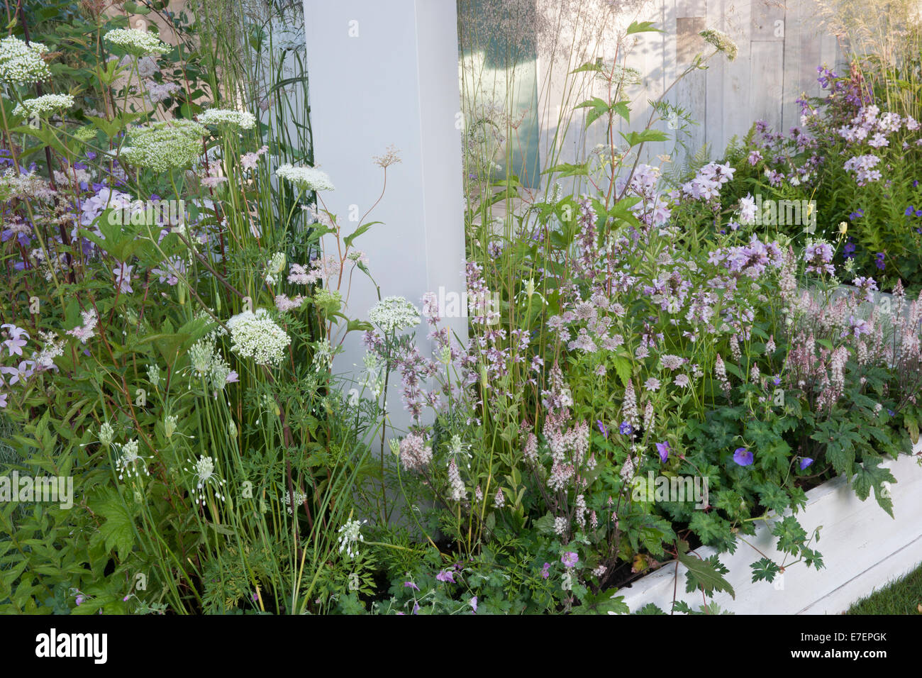 Il giardino - un giardino di solitudine - giardino contemporaneo composto da materiali riciclati e il riutilizzo di materiali di piantare geranio Foto Stock