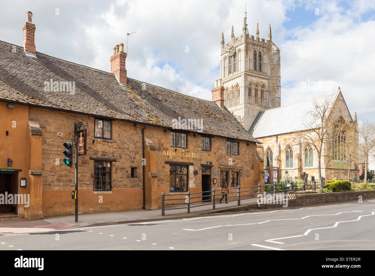 La casa di Anne of Cleves House, ora un pub, accanto alla chiesa di Santa Maria, melton mowbray, leicestershire, England, Regno Unito Foto Stock