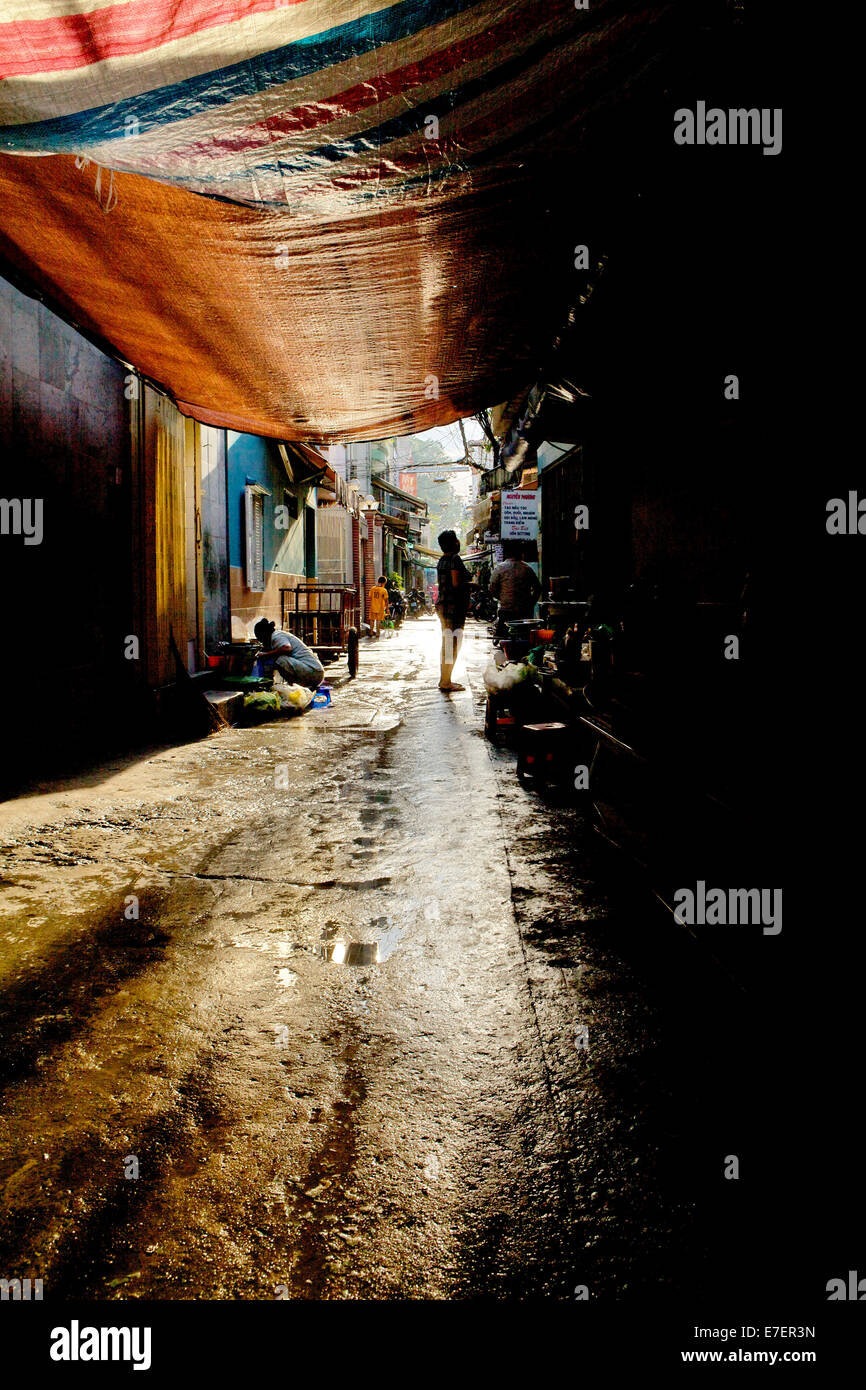 In una strada di Ho Chi Minh City dopo una pioggia monsonica, a Saigon, Delta del Mekong, Vietnam. Foto Stock